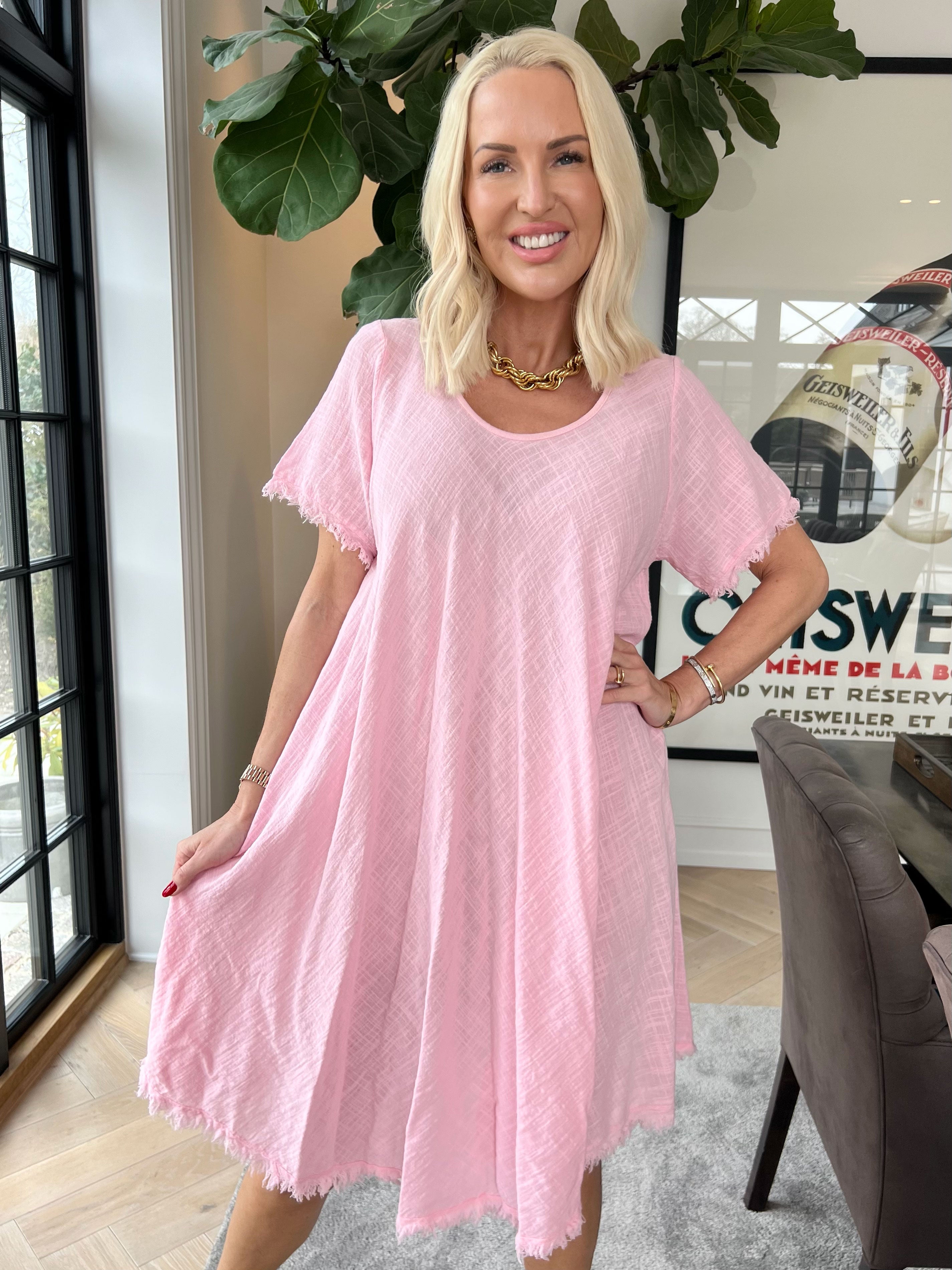 Slone - Sød bomuldskjole i hørlignende stof med frynsekant forneden og ved ærmer